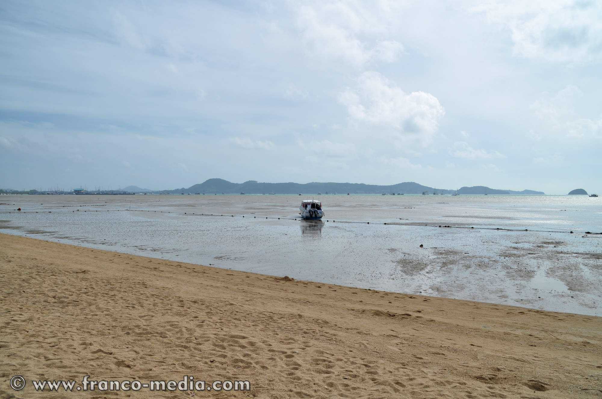 Loin des plages animées et de l'agitation nocturne de Patong, la baie de Chalong offre un visage différent de Phuket. Ici, l'ambiance est paisible, l'atmosphère authentique, et la beauté naturelle saisissante. Nichée sur la côte sud-est de l'île, Chalong est bien plus qu'une simple baie. C'est un véritable carrefour maritime, un port animé et un point de départ vers d'innombrables ...