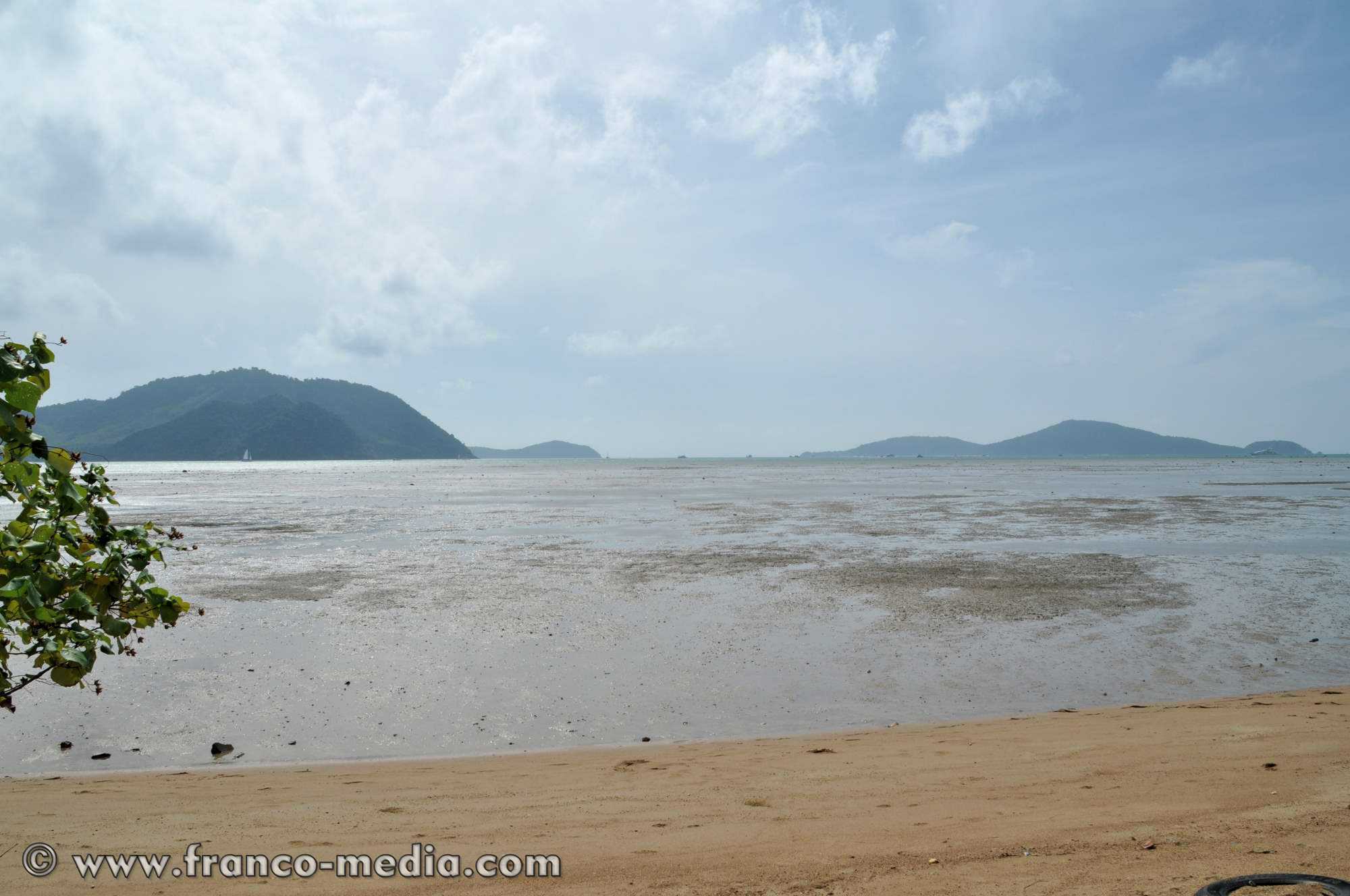 Egalement située sur la côte est de Phuket, la plage de Friendship Beach ne correspond certainement pas au rêve du vacancier moyen. Pourtant elle offre une vue superbe sur la Baie de Chalong et les îles qui la parsèment. Cependant, ses eaux ne sont pas très ...