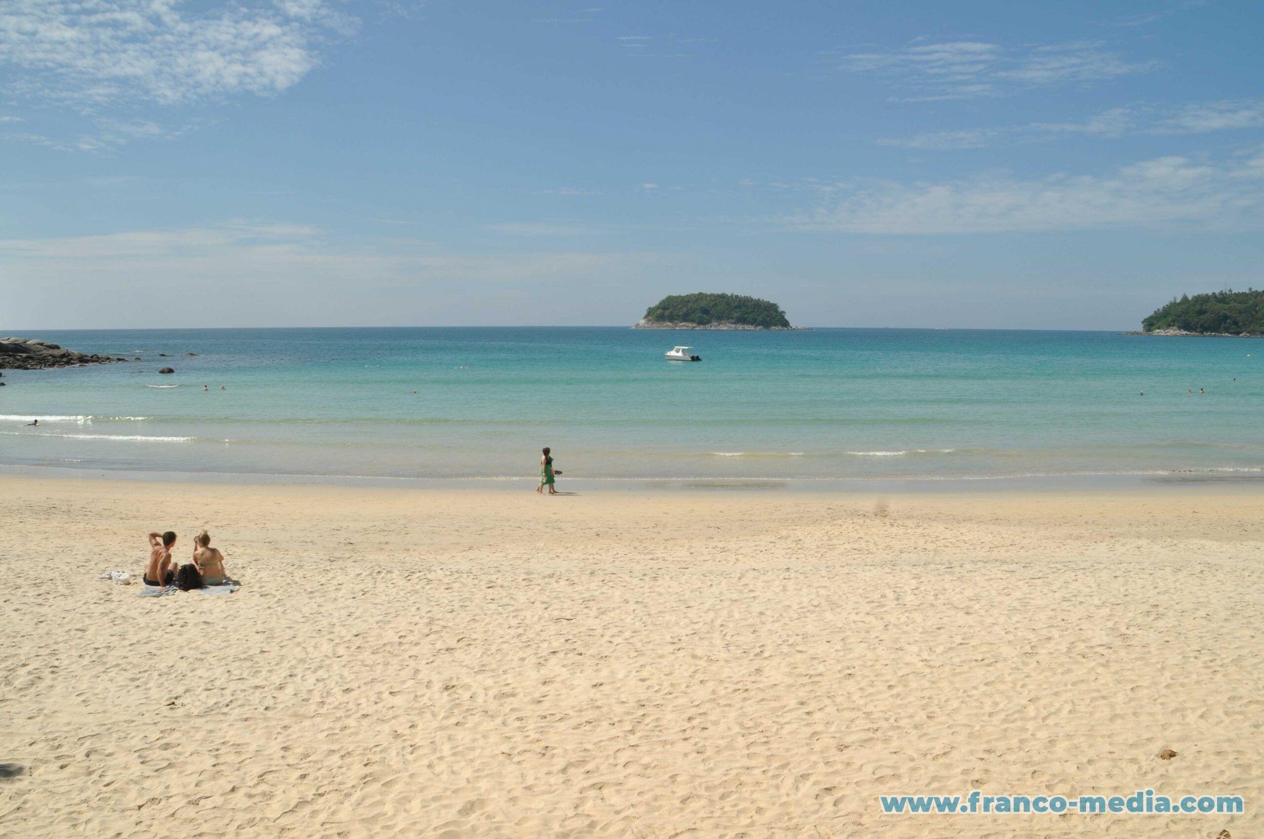 Ce qui a sauvé la plage de Kata Beach, c\\'est la présence du Club Med\\' qui occupe la quasi-totalité du front de mer depuis plus de 30 ans. Ses bâtiments peu élevés se fondent dans l\\'arrière-plan des cocotiers qui bordent la plage, séparée du célèbre resort par une petite route ...