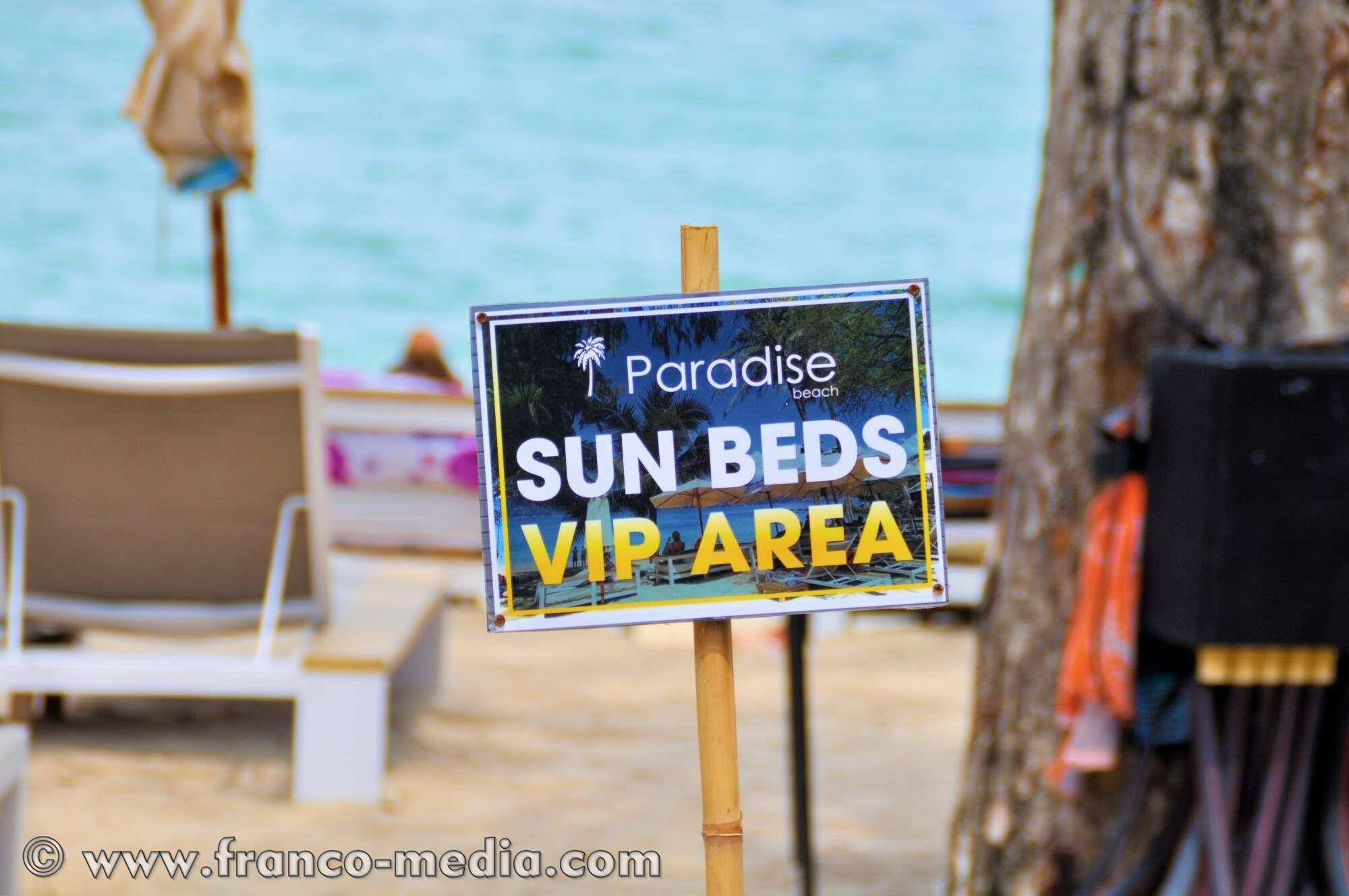 Située au bout de la pointe qui sépare la baie de Patong de la baie de Karon, la plage de Paradise Beach est composée de deux criques de sable fin sous une rangée de palmiers, avec de gros rochers de granit à chaque extrémités et un banc de corail à quelque ...