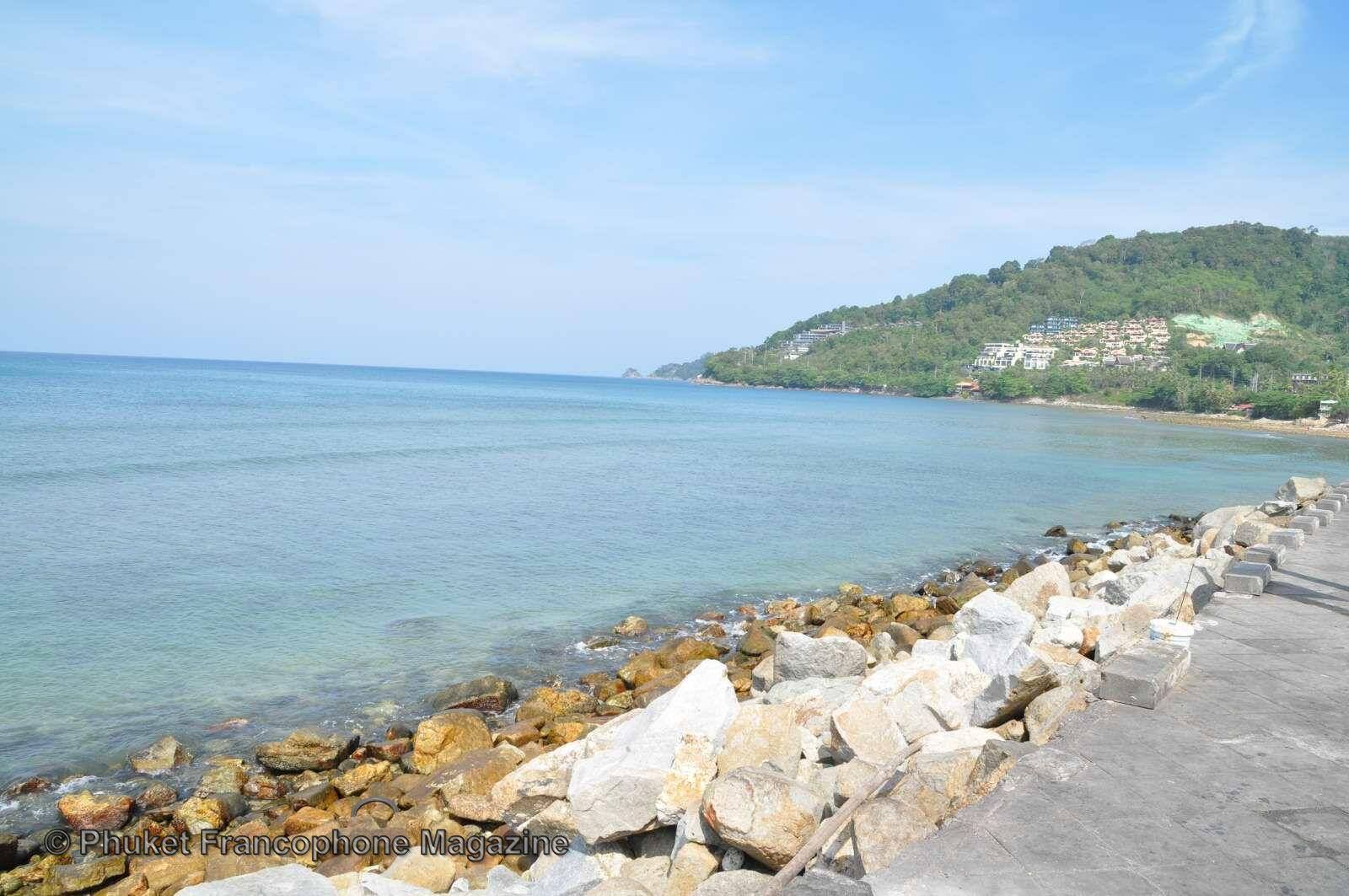 La plage de Kalim Beach s'étend juste au nord de la baie de Patong, dont elle est séparée par une avancée de rochers et de petites falaises. Si la plage assez caillouteuse n'attire pas les adeptes de la bronzette, son banc de corail charmera à marée haute les amateurs de snorkeling par ses faune ...
