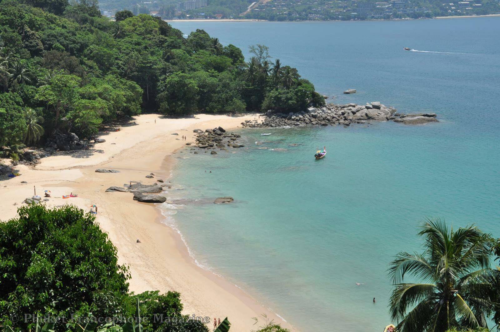 La plage de Laem Singh était devenue très populaire ces dernières années, au point de passer du statut de plage discrète à celui de plage touristique. Située à mi-chemin entre Kamala et Surin, cette plage d’une longueur de 300 mètres est dissimulée par un ...