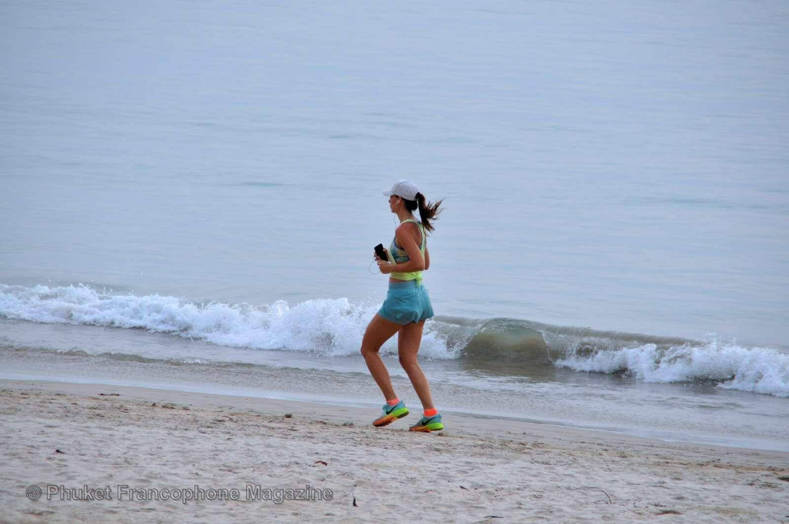 Prolongeant la plage de Bang Tao vers le nord, la plage de Layan Beach est entourée d'un écrin de grands hôtels et de résidences de luxe construits avec goût, qui se fondent parfaitement dans le paysage. Une haute pinède ombrage la bordure de la plage, sous laquelle les ...