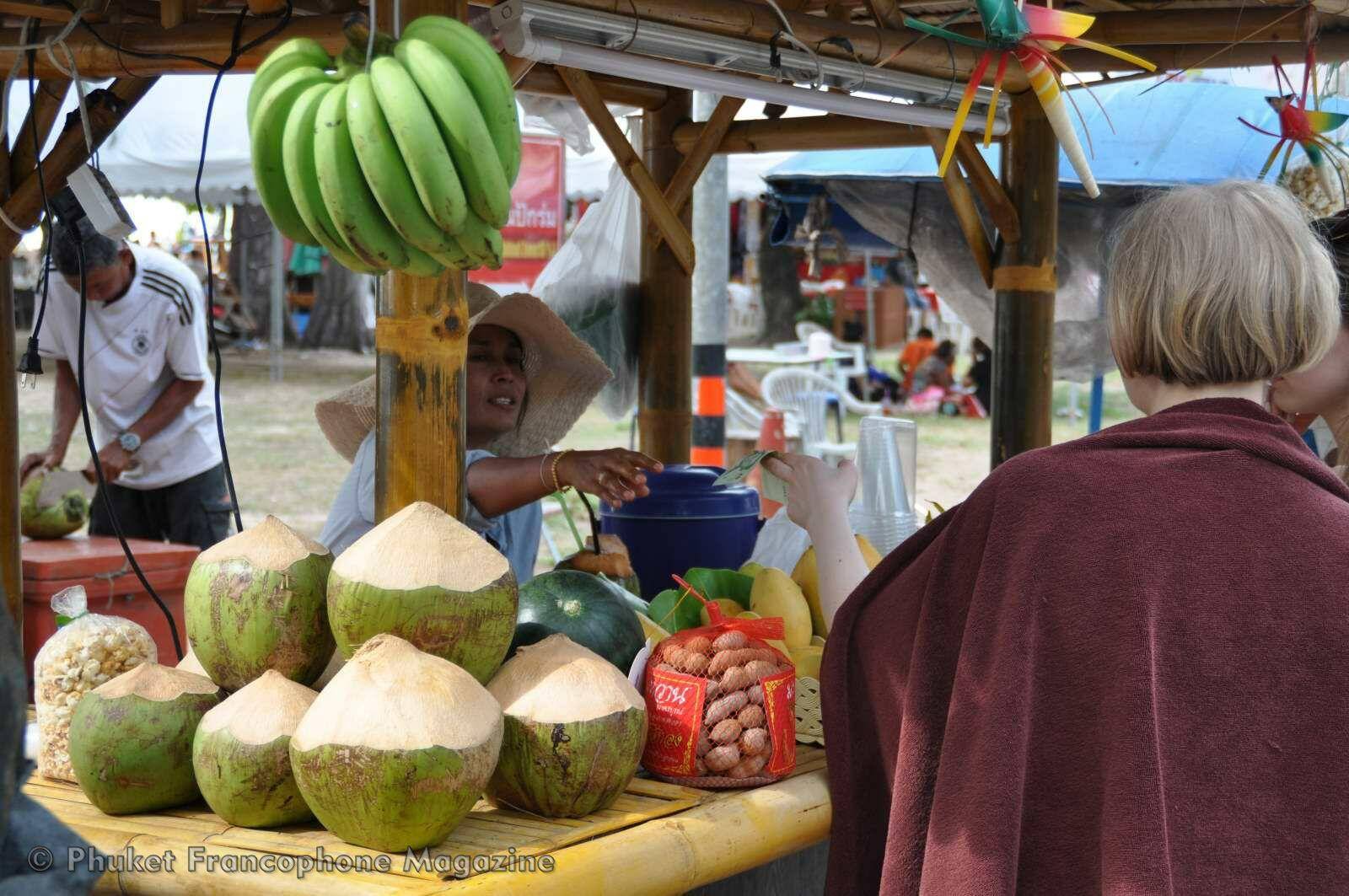 La plage de Nai Yang Beach est située juste au sud de l'aéroport international de Phuket. C'est au nord de cette plage que commence le Parc National de Sirinat dont les pins abritent du soleil les locaux, touristes et résidents qui viennent y pique-niquer ...