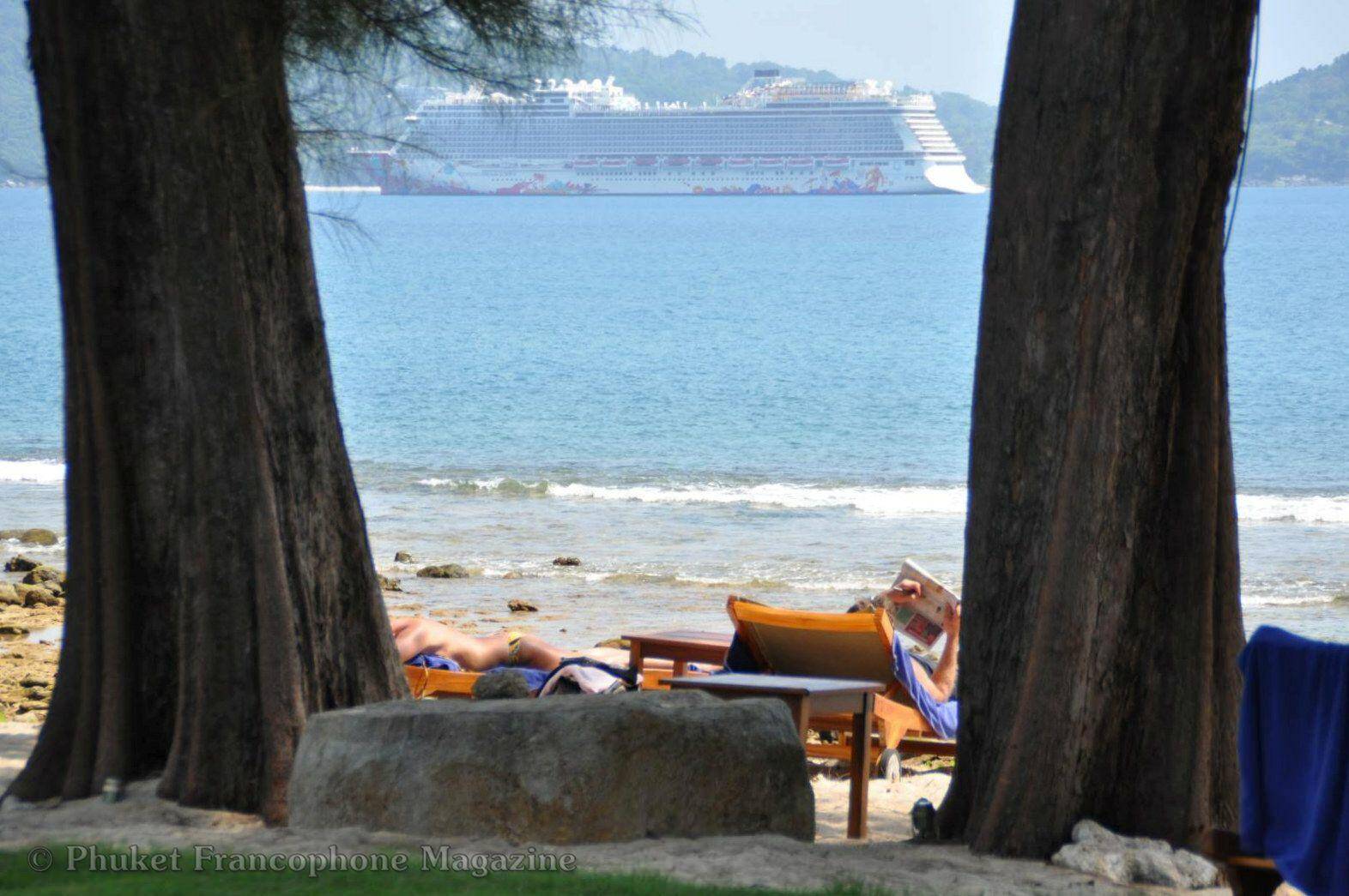 Située entre Patong et Kamala, la plage de Nakalay Beach est entourée par un terrain appartenant au Thavorn Beach Village Resort et n'est accessible par voie de terre qu'aux seuls clients de cet hôtel. On ne peut s'y baigner qu'à marée haute mais la vue que la plage de Nakalay ...