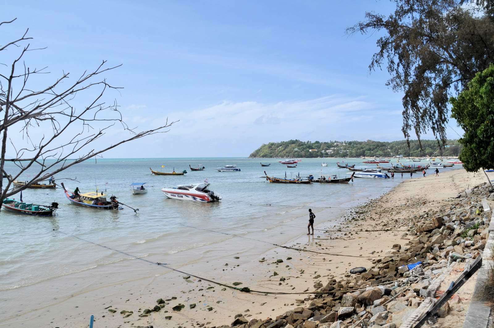 Il y a bien longtemps, à l'époque où seules quelques dangereuses pistes de terre reliaient les côtes est et ouest de Phuket, la plage de Rawai Beach devint la première plage touristique de l'île, où les citadins de Phuket Town venaient prendre l'air le week-end et pique niquer sous les arbres filaos ...
