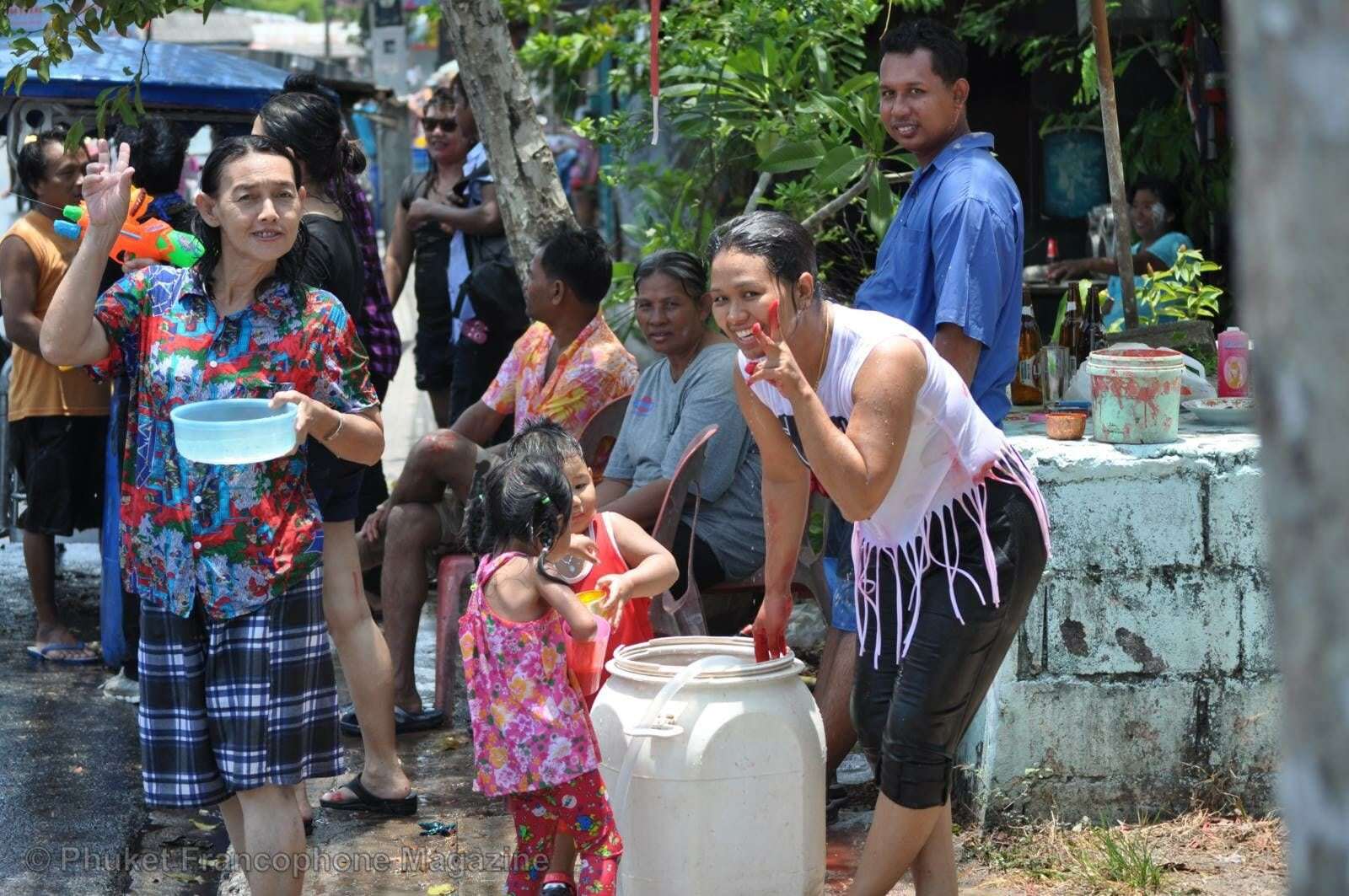 Tradition millénaire, Songkran (du sanskrit sankranti, c’est-à-dire « révolution » dans le sens de celle de la terre autour du soleil) est la fête préférée des Thaïlandais. Beaucoup profitent de l’occasion pour retourner dans leur famille afin de ...