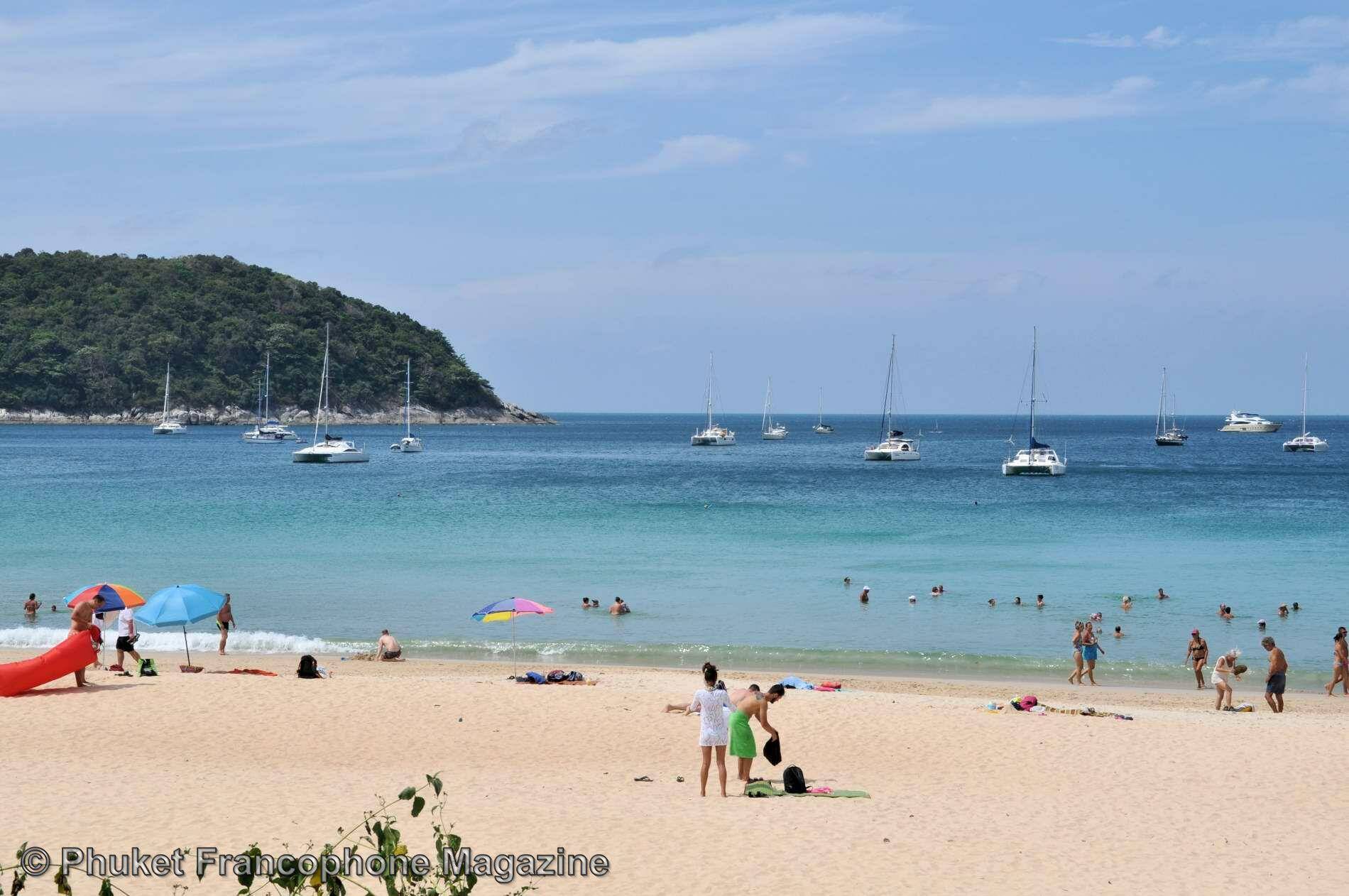 La plage de Nai Harn Beach est une de plus belles du Sud de Phuket. Longue de près de 700 mètres, elle est bordée en son milieu par le monastère Samnak Song Nai Han qui, par sa présence, en a empêché le développement excessif ...