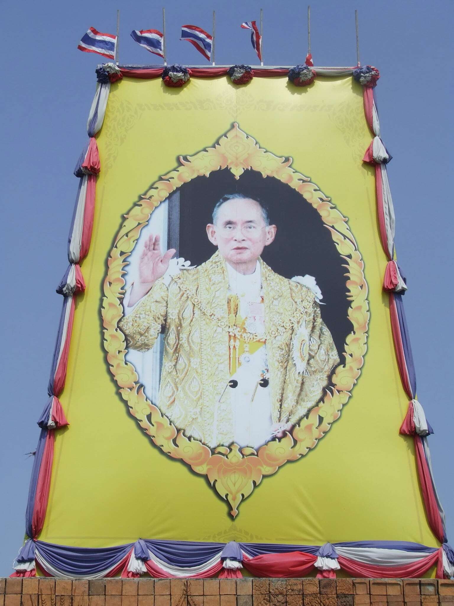 Sa Majesté le Roi Bhumibol Adulyadej