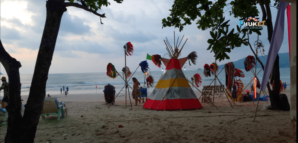 Le Carnaval de Patong est la fête qui marque le début de la haute-saison touristique et qui durera du 1er au 8 novembre 2020. A cette période où le temps a tendance à devenir plus ensoleillé, le Carnaval de Patong couvre la route de la plage d'une multitude d'échoppes, d'éventaires et de spectacles variés, sans oublier toute la palette de déguisements et d'effervescences que le mot 