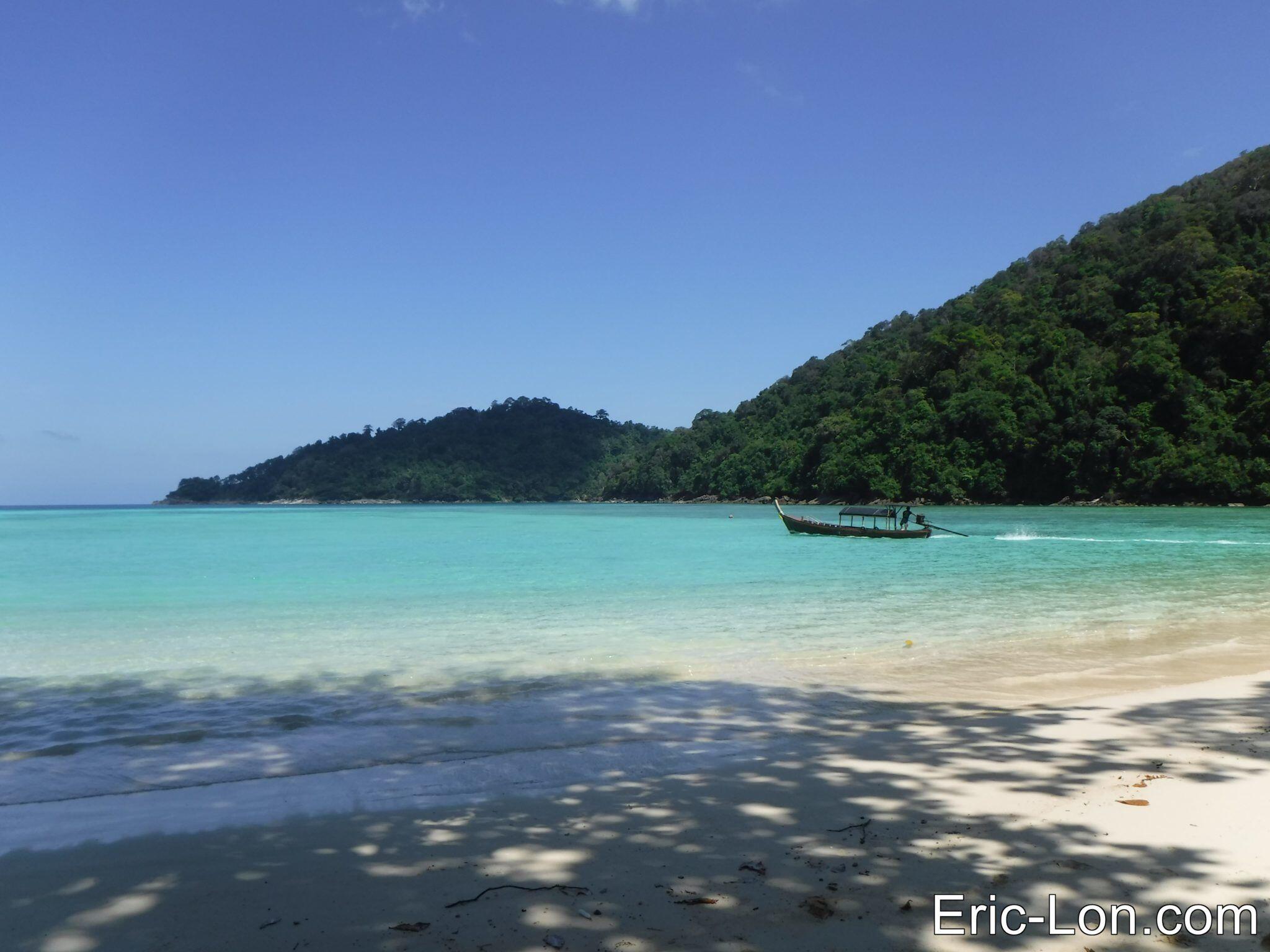 Les îles Surin sont des petits morceaux de Paradis tombés en Mer Andaman, plus loin que les îles Similan lorsqu’on vient de Phuket. Ce sont les premières îles protégées par les règles strictes des parcs nationaux que j’ai visités il y a quinze ans, lorsque j’ai commencé à ...