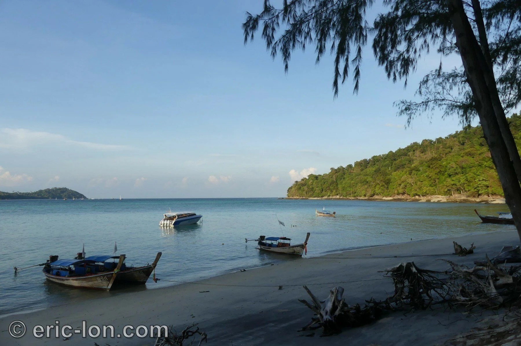Le parc national marin de Tarutao est le second de Thaïlande, créé en 1974, et il regroupe 51 îles dont seulement trois sont habitables par les touristes. Tarutao est situé à l’extrême sud de la Thaïlande, juste à côté de la frontière avec la Malaisie dont ...