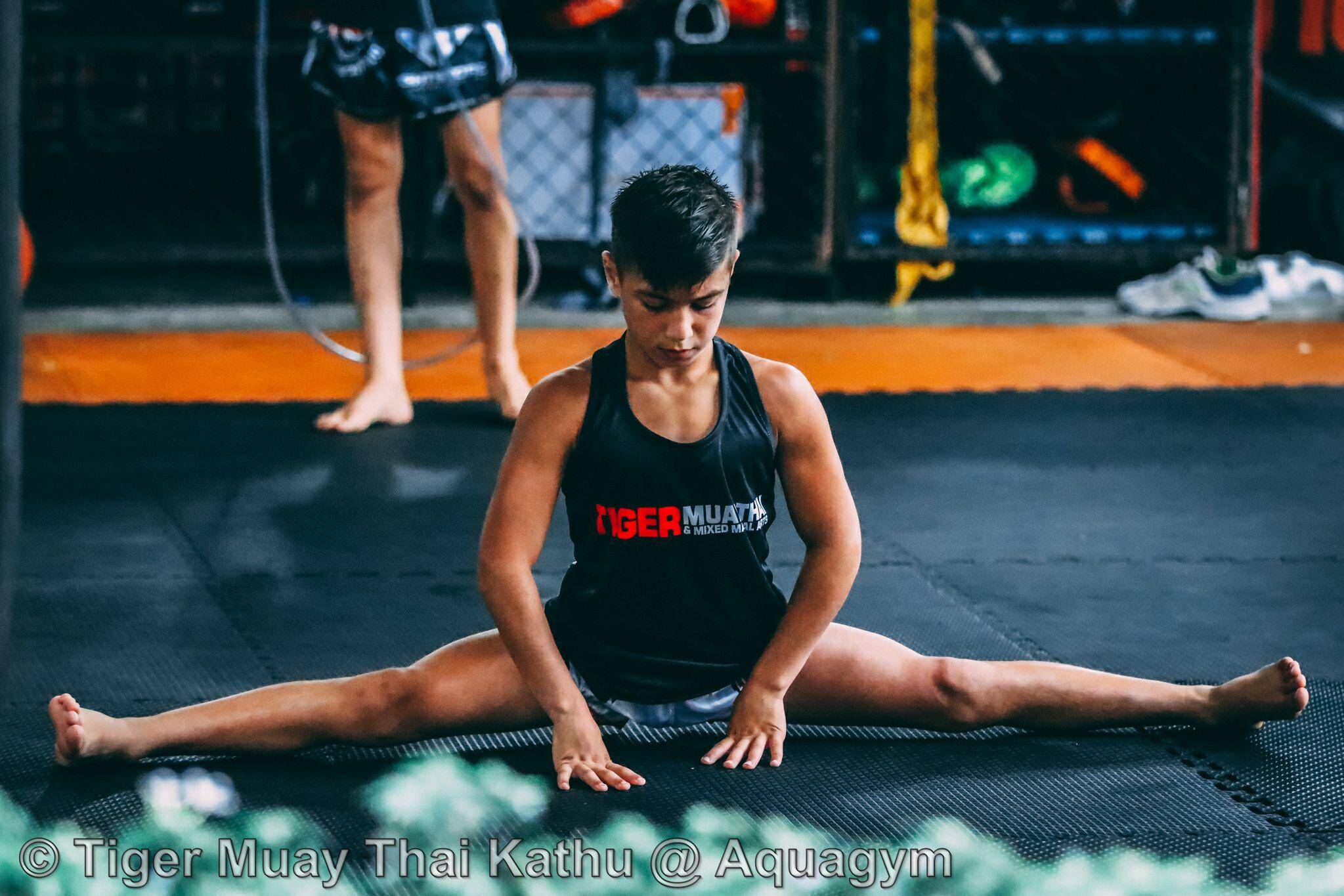 Le muay-thai (boxe thaïe) est le sport de contact le plus populaire de Thaïlande, et un des piliers de la culture du pays, à tel point que le gouvernement thaïlandais demande depuis des années ...