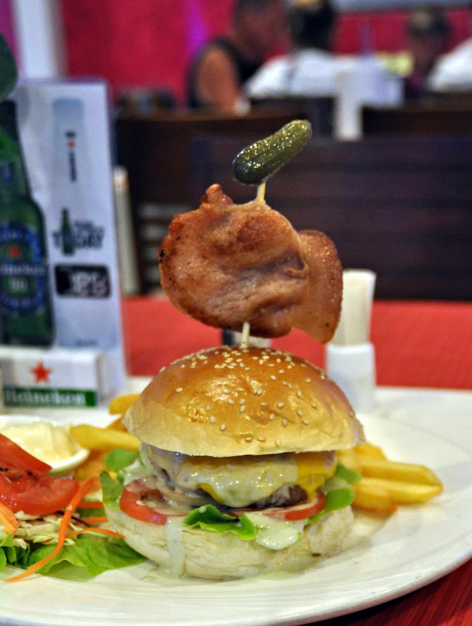 Burger Shakers Phuket Burger gourmet avec frites, Shakers Restaurant Phuket