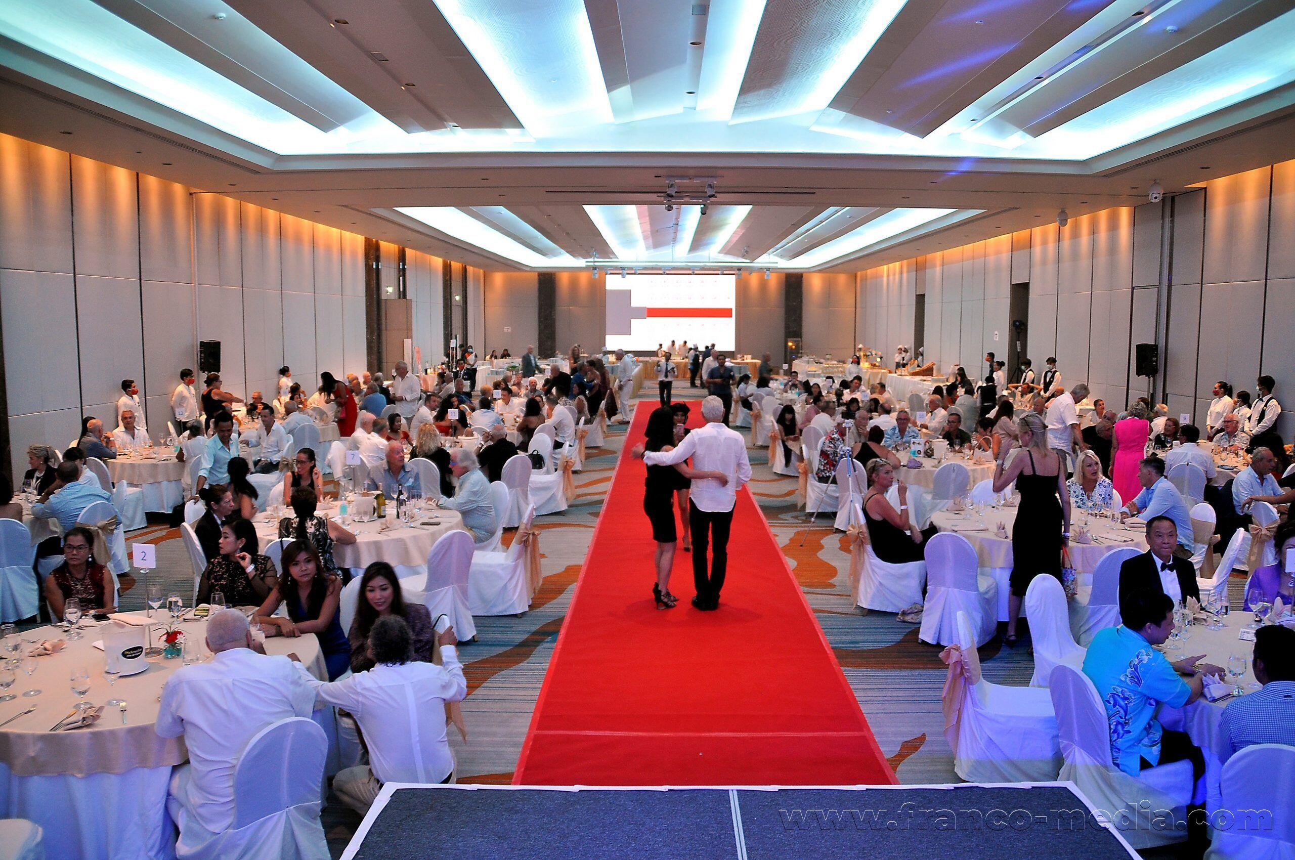 Magnifique soirée de gala organisée par le club francophone Bonjour Phuket, dans le prolongement de son Assemblée Générale, le samedi 20 mars, au Novotel Phokeethra. Près de 200 participants se sont d’abord retrouvés pour un très beau cocktail, dans les jardins de l’hôtel. Dîner ensuite dans la grande salle suivi ...