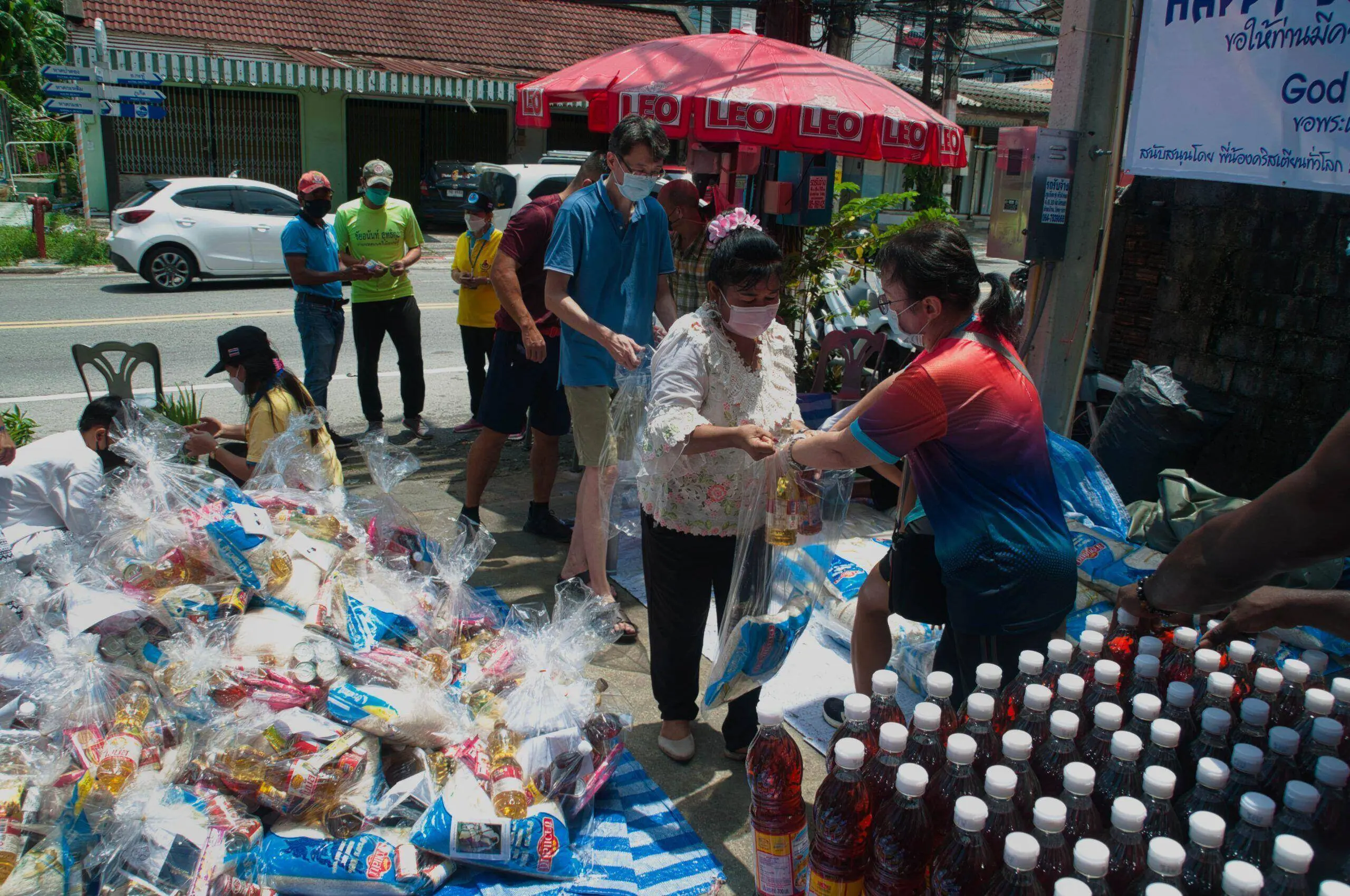 Food donation for the needy in Patong, Phuket: Le 9 avril, NBCCP a délivré plus de 1 250 colis de nourriture pour les nécessiteux à Patong, juste avant le Nouvel An thaïlandais (Songrkran) le 13 avril. Merci aux bénévoles qui sont venus nous aider à organiser et distribuer les repas.