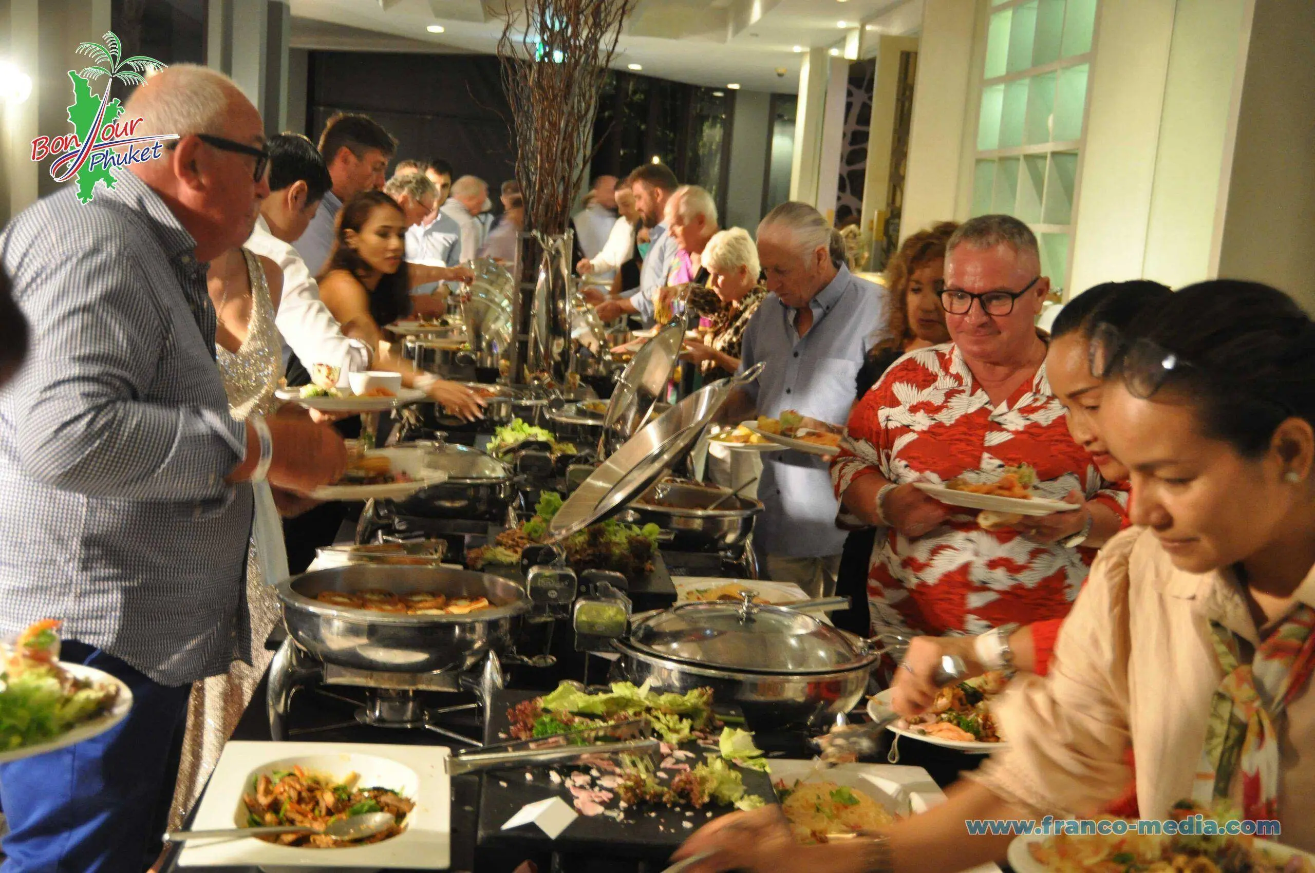 Voici quelques souvenirs en photos et vidéos de la superbe soirée organisée par le Bonjour Phuket au Pulman Arcadia Naithon le 11 décembre 2021. La soirée a commencé par un cocktail, sur la magnifique terrasse vue sur mer qui surplombe la plage de Naithon Beach. Une ambiance amicale et un début dans la bonne humeur avant de passer au dîner-spectacle…