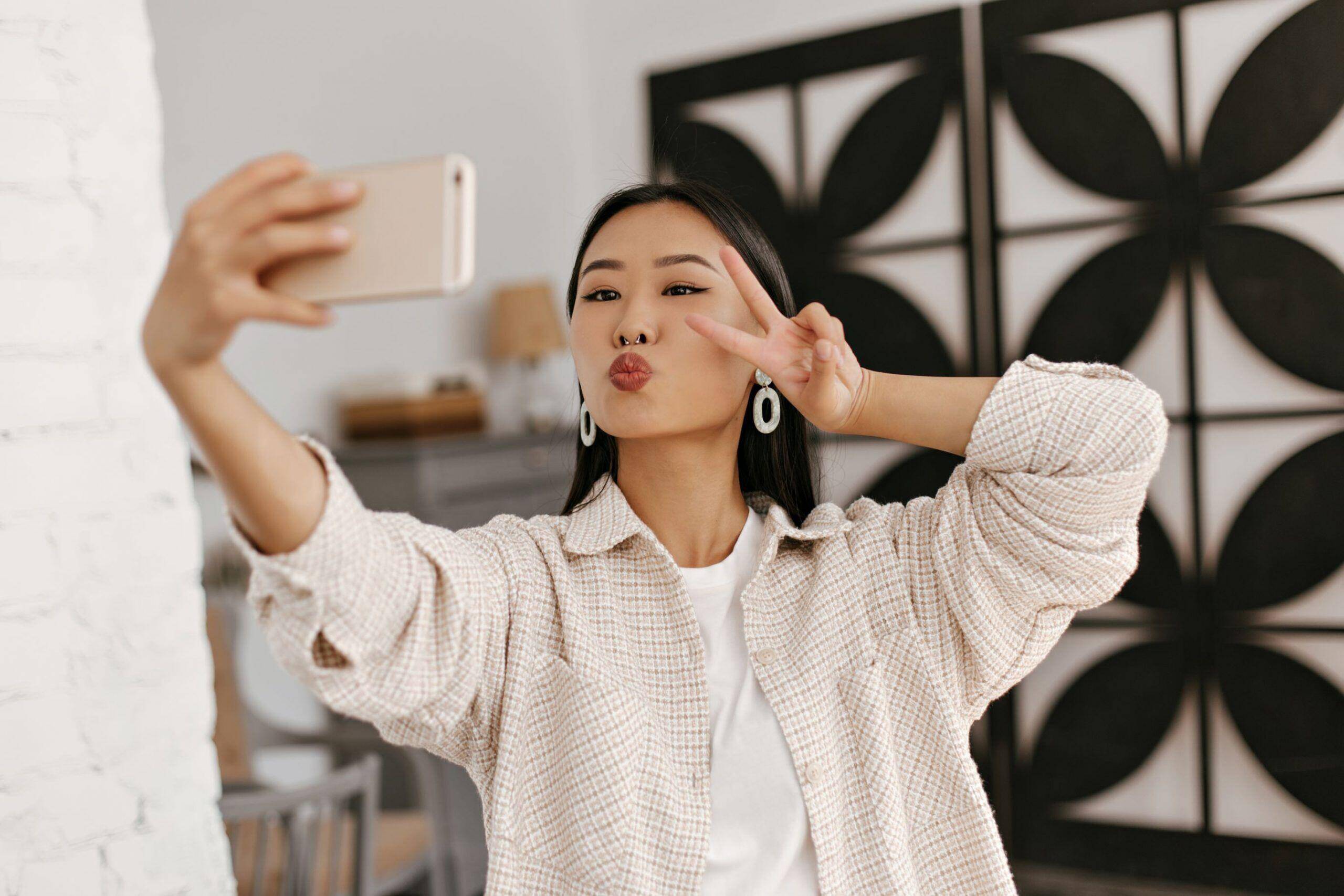 Comment les prises de selfies avec filtres affectent votre santé mentale