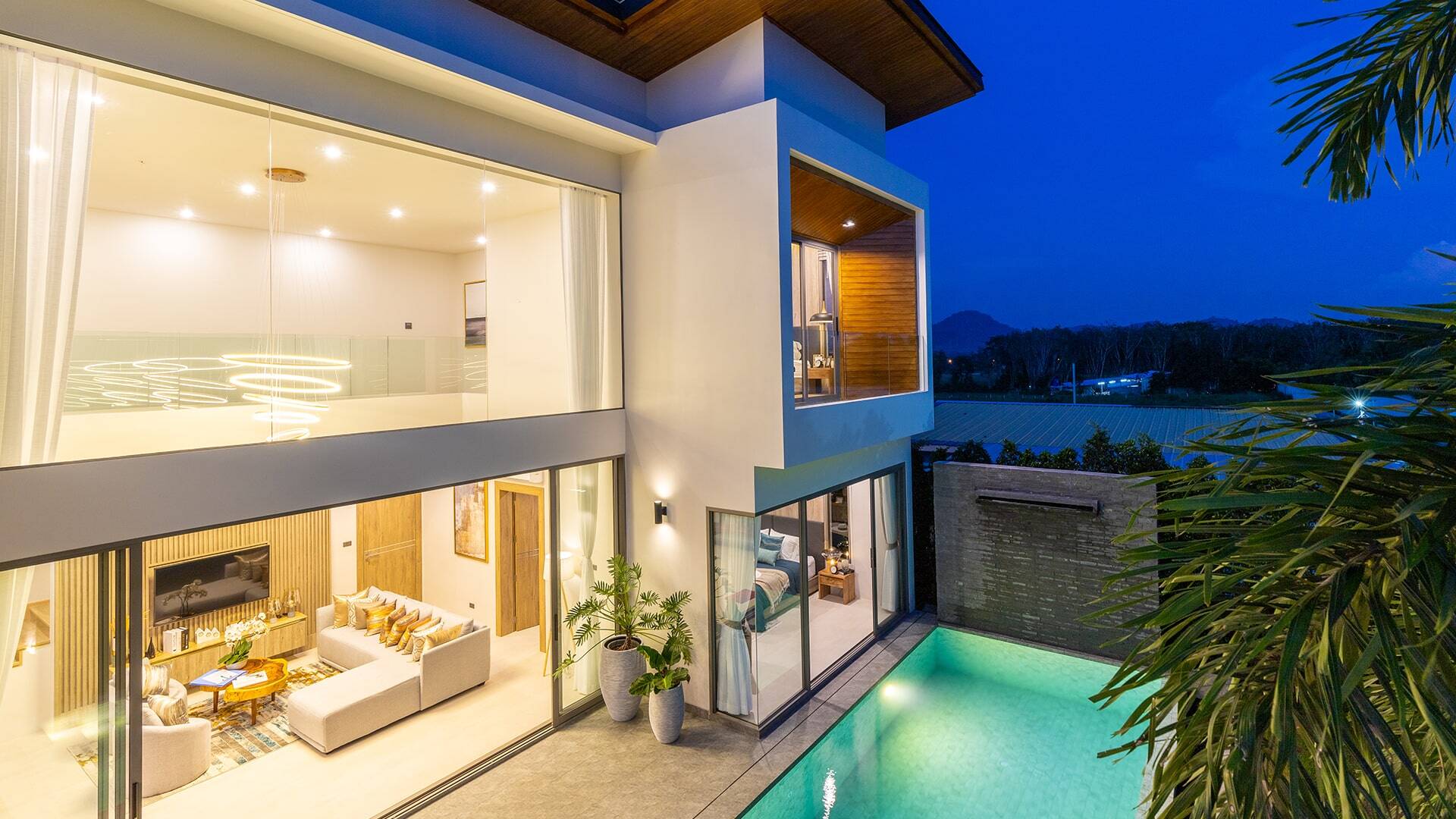 Мечтаете о собственном уголке рая? Тогда вам обязательно стоит обратить внимание на Таиланд - настоящую Мекку для дальновидных инвесторов, ищущих прибыльные возможности на мировом рынке недвижимости. А на вершине этого тропического оазиса сияет остров Пхукет, манящий обещанием высокой доходности и завидного образа жизни ...