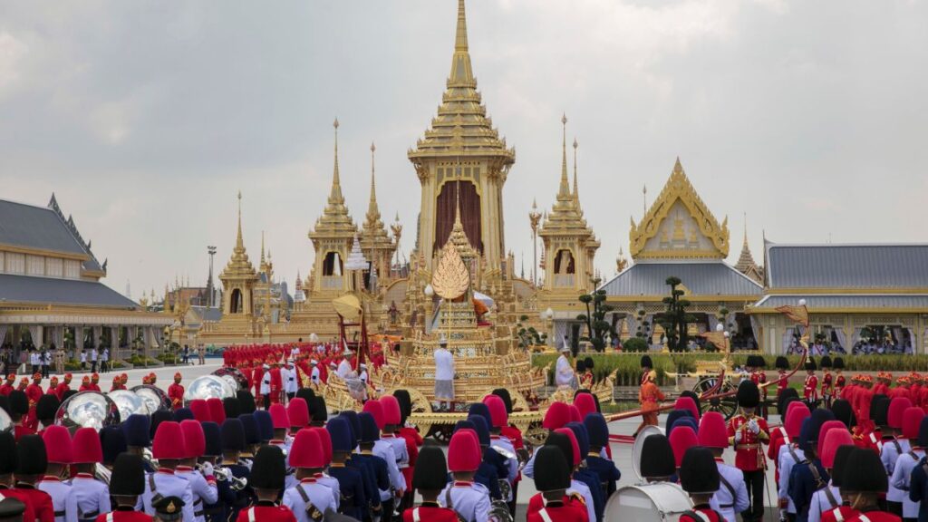 Chaque année, le 5 décembre, le Royaume de Thaïlande se pare d'un jaune chaleureux pour commémorer l'anniversaire du regretté Roi Bhumibol Adulyadej, vénéré sous le nom de Rama IX. Bien plus qu'une simple fête nationale, c'est un jour où les ...