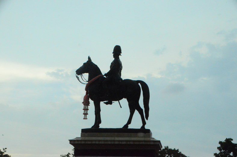 Chaque 23 octobre, la Thaïlande célèbre le Jour de Chulalongkorn , jour férié en l'honneur de la mémoire du Roi Chulalongkorn , connu également sous le nom de Rama V . Ce jour marque l'anniversaire de sa mort en 1910, qui mit fin à un règne de 42 ans ayant profondément modernisé la Thaïlande et lui ayant conféré une place de choix sur la scène mondiale. Loin d'être un simple ...