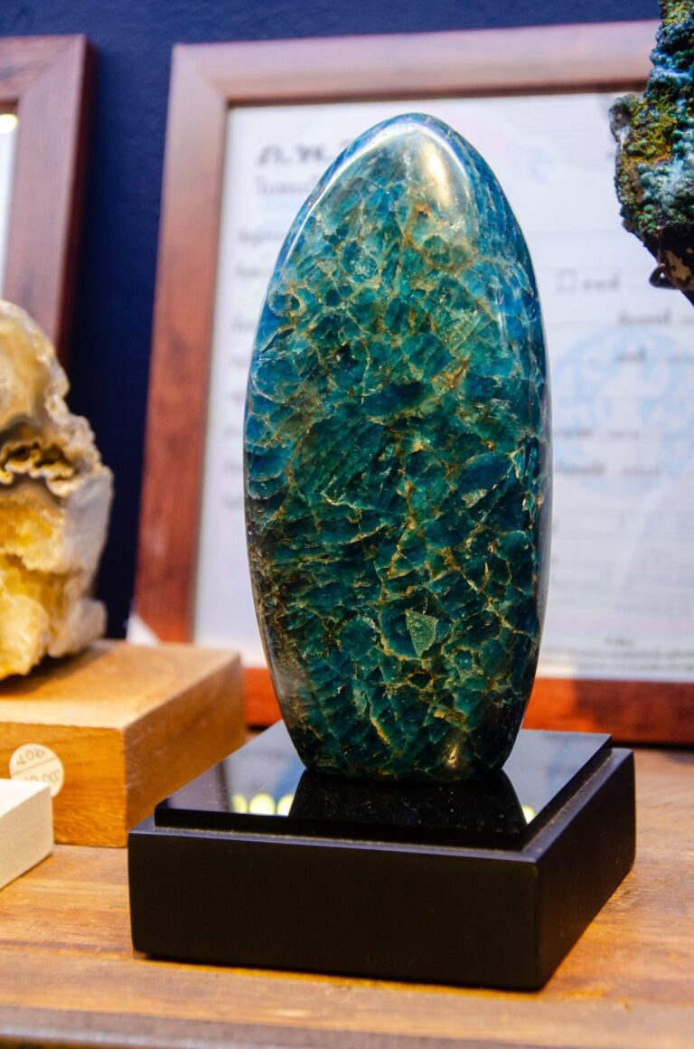 Étagère de cristaux et pierres décoratives à la boutique Fe2 Crystals, Phuket