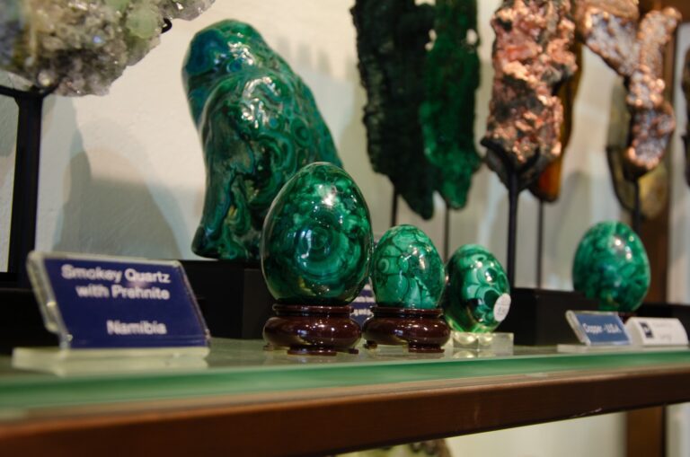 Cristaux et pierres naturelles en vitrine à la boutique Fe2 Crystals, Phuket