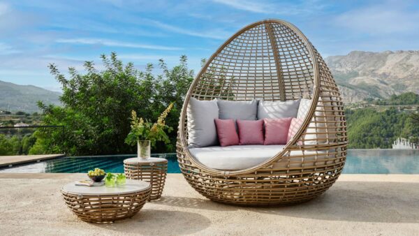 Chic Furniture Phuket, fauteuil suspendu en rotin sur une terrasse avec vue sur les collines