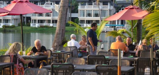 Terrasse aux parasols rouges avec vue sur le lac au Albatross Café, Laguna Phuket