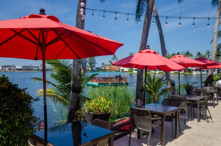 Атмосфера террасы ресторана Albatross Café, Лагуна Пхукет