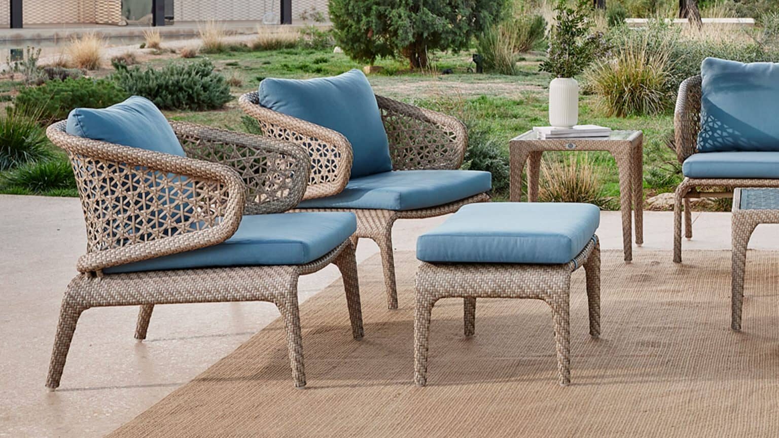 Chic Furniture Phuket, fauteuil et coussins bleus, mobilier d'extérieur haut de gamme