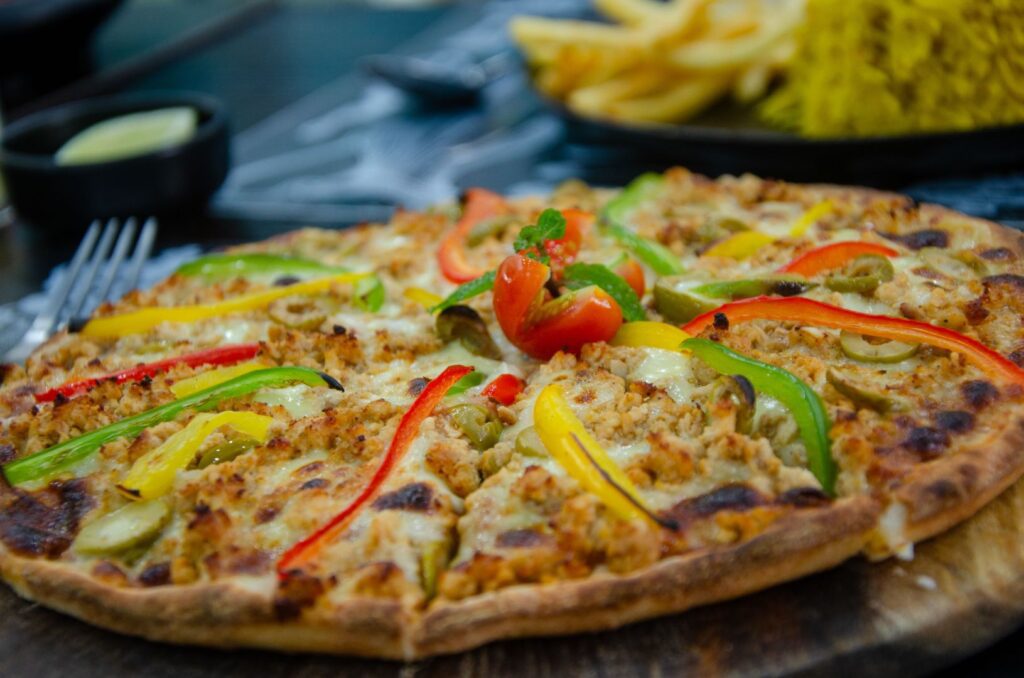 Les pizzas et burgers à Patong n'offrent pas toujours beaucoup de choix — de longs menus qui promettent tout mais ne proposent que de l'oubliable. Le restaurant Metro Fast Food, au centre de Patong, adopte une approche différente : un menu compact de pizzas, pâtes et burgers, tous halal, tous préparés à la commande, et tous soutenus par une cuisine qui aime manifestement faire les choses simples correctement. La gamme de burgers de Metro va de...