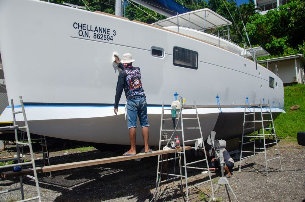 Nichée dans le paisible district de Thalang à Phuket, l’entreprise G&T Boatyard se dresse comme un symbole de patrimoine, de passion, et de service maritime complet. Ce chantier naval familial est établi sur les terres ancestrales de son propriétaire, Toi, qui a grandi au milieu des coques et gréements familiers. Ce lien profond avec la mer fonde un chantier naval qui propose, au-delà des réparations, un ...