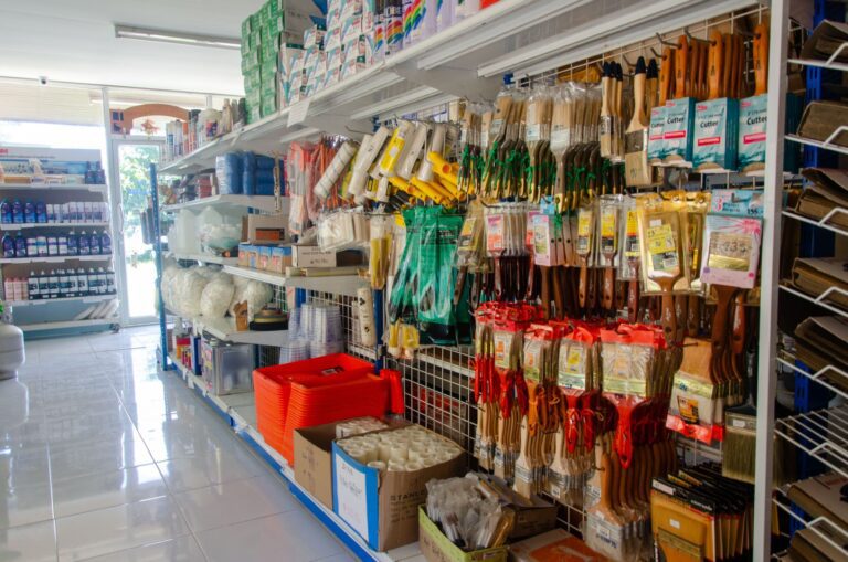 Magasin d'accastillage et matériel nautique Yacht Supply au chantier G&T Boatyard, Phuket