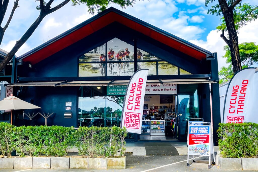 Façade de la boutique Siam Bike Tours avec ses oriflammes Cycling Thailand