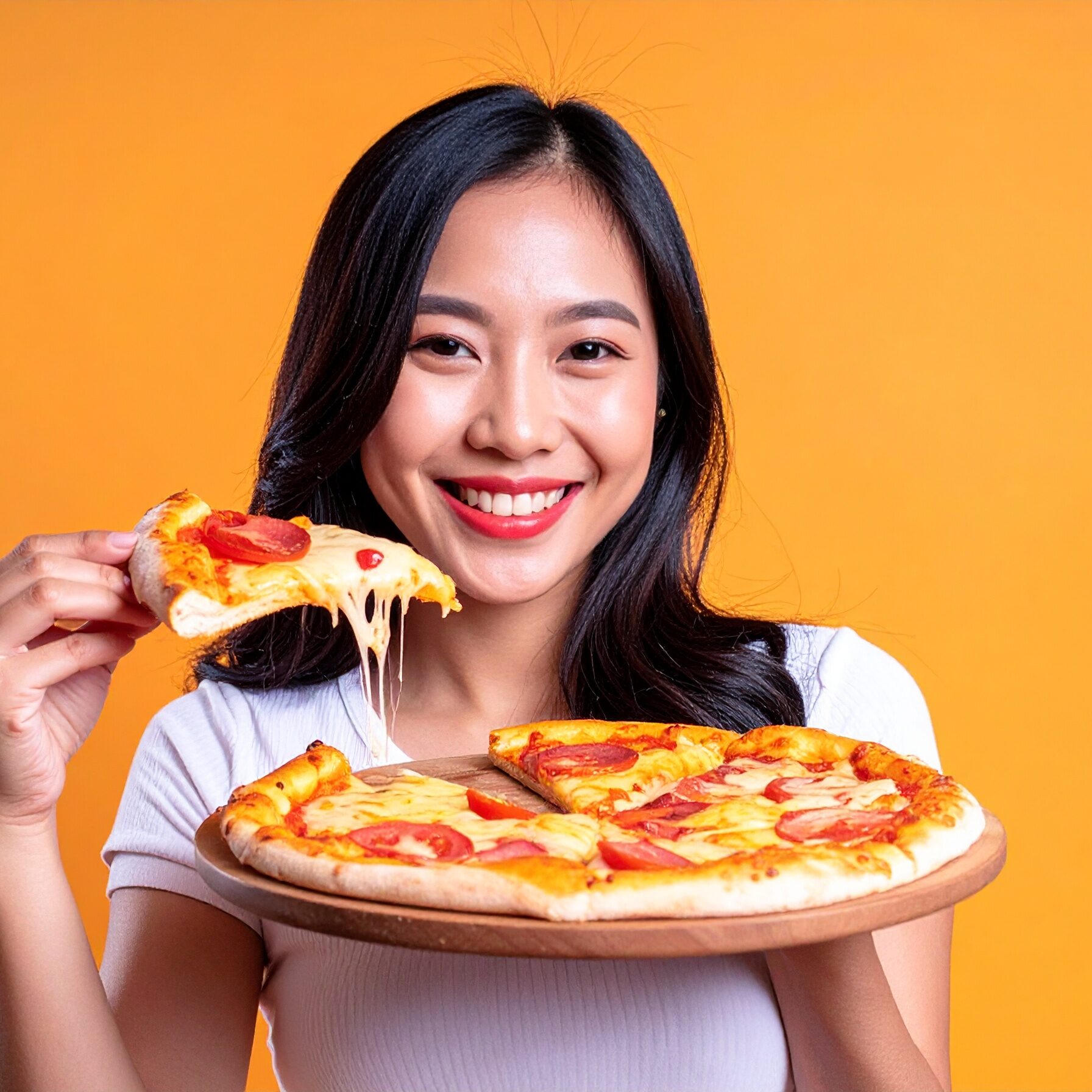 Firefly_tranche de pizza sur une assiette en bois. une jolie femme thaïlandaise soulève une tranche... 596245 Firefly_tranche de pizza sur une assiette en bois. une jolie femme thaïlandaise soulève une tranche... 596245