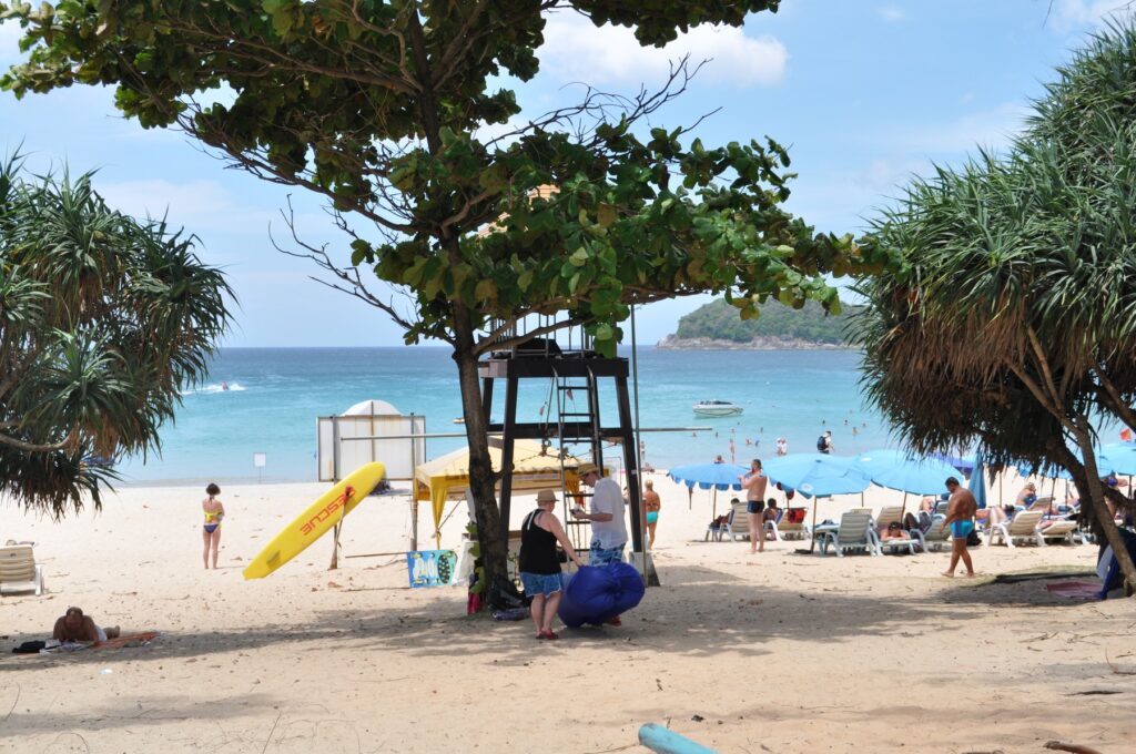 Plage de Kata à Phuket sous le soleil, saison chaude en Thaïlande