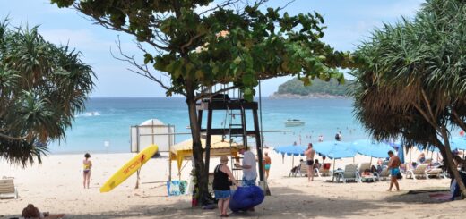 Plage de Kata à Phuket sous le soleil, saison chaude en Thaïlande