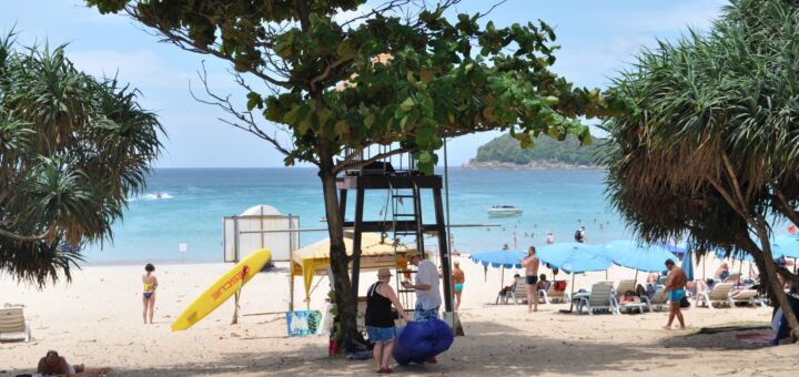 Plage de Kata à Phuket sous le soleil, saison chaude en Thaïlande