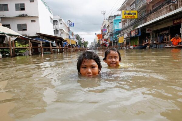 Saison des pluies en Thaïlande Rue inondée pendant la mousson en Thaïlande, saison des pluies