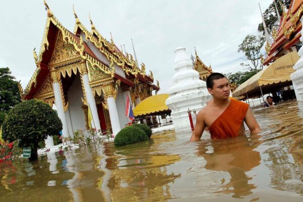 Mousson et inondations en Thaïlande Inondation de rue durant la mousson, saison des pluies en Thaïlande