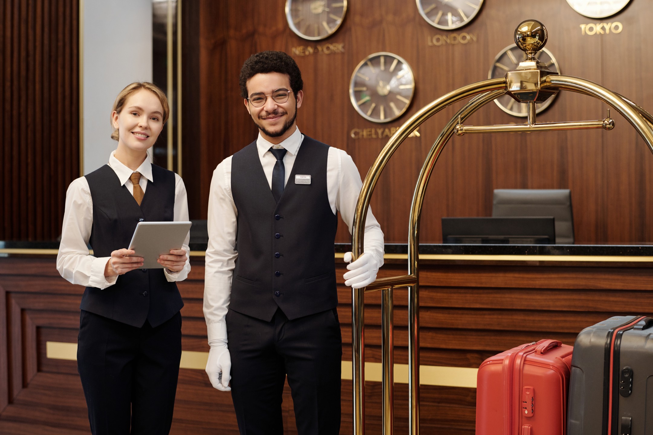 hotel-staff-meeting-in-bedroom Concierge Phuket (3)